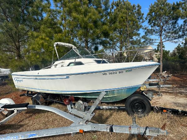 Aquasport 222 Xf 1984 Aquasport 222 XF boat on trailer in outdoor setting.