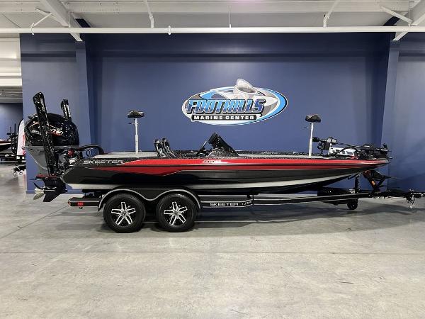 Skeeter ZXR20 2025 Skeeter ZXR20 bass boat in showroom, side view, red and black design.