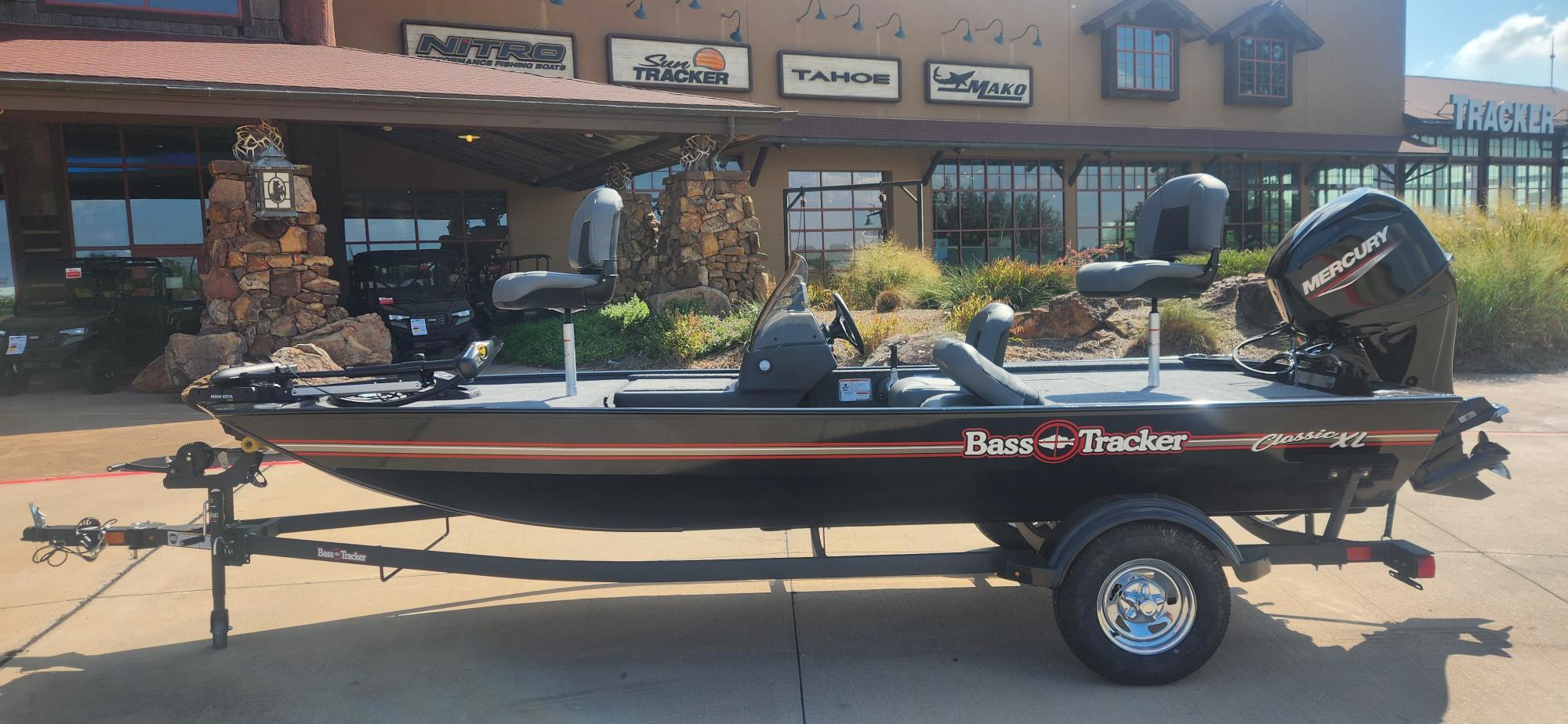 Build a BASS TRACKER Classic XL - TRACKER Mod V Bass Boat