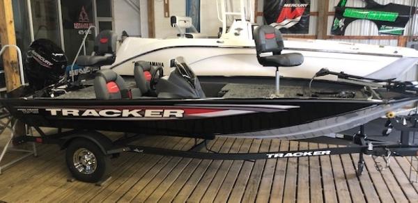 Tracker Pro Team 175 TXW 2025 Tracker Pro Team 175 TXW fishing boat on display in a showroom.