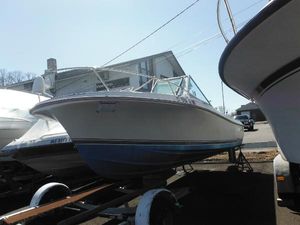 Wellcraft V20 Steplift 1989 Wellcraft V20 Steplift boat on trailer, parked outdoors.