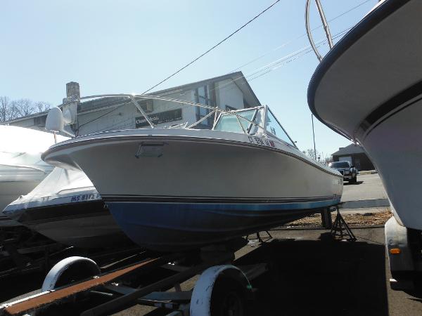 Wellcraft V20 Steplift 1989 Wellcraft V20 Steplift boat on trailer, parked outdoors.