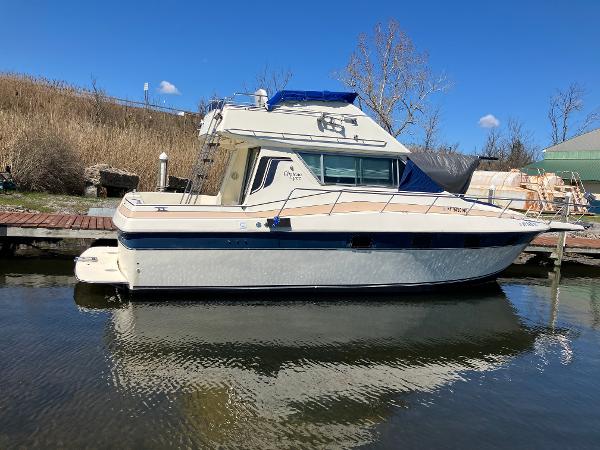 1985 Cruisers Yachts 338 Chateau Vee
