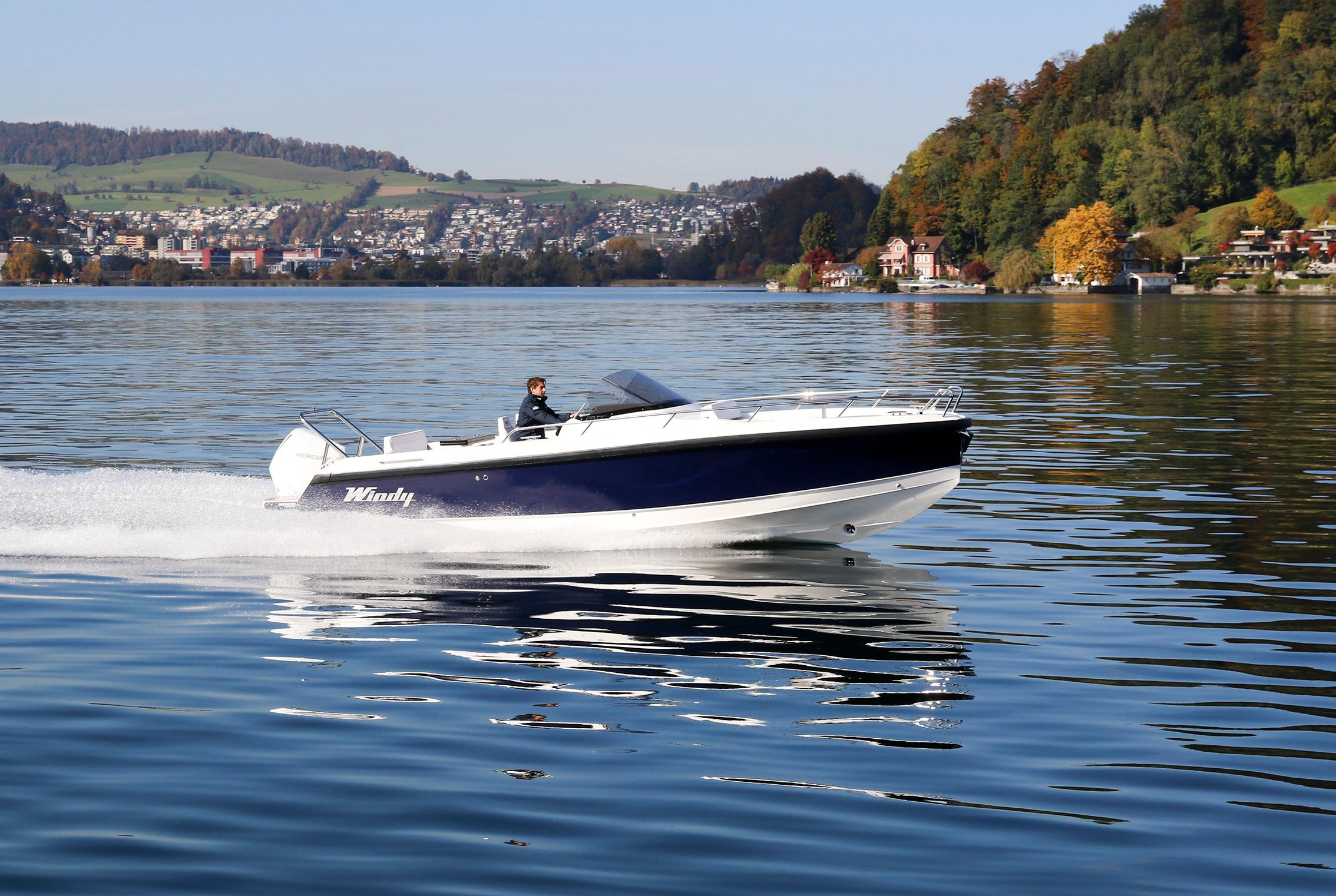 Windy SR28 CC 2024 Windy SR28 CC boat cruising on a scenic lake with hills in the background.