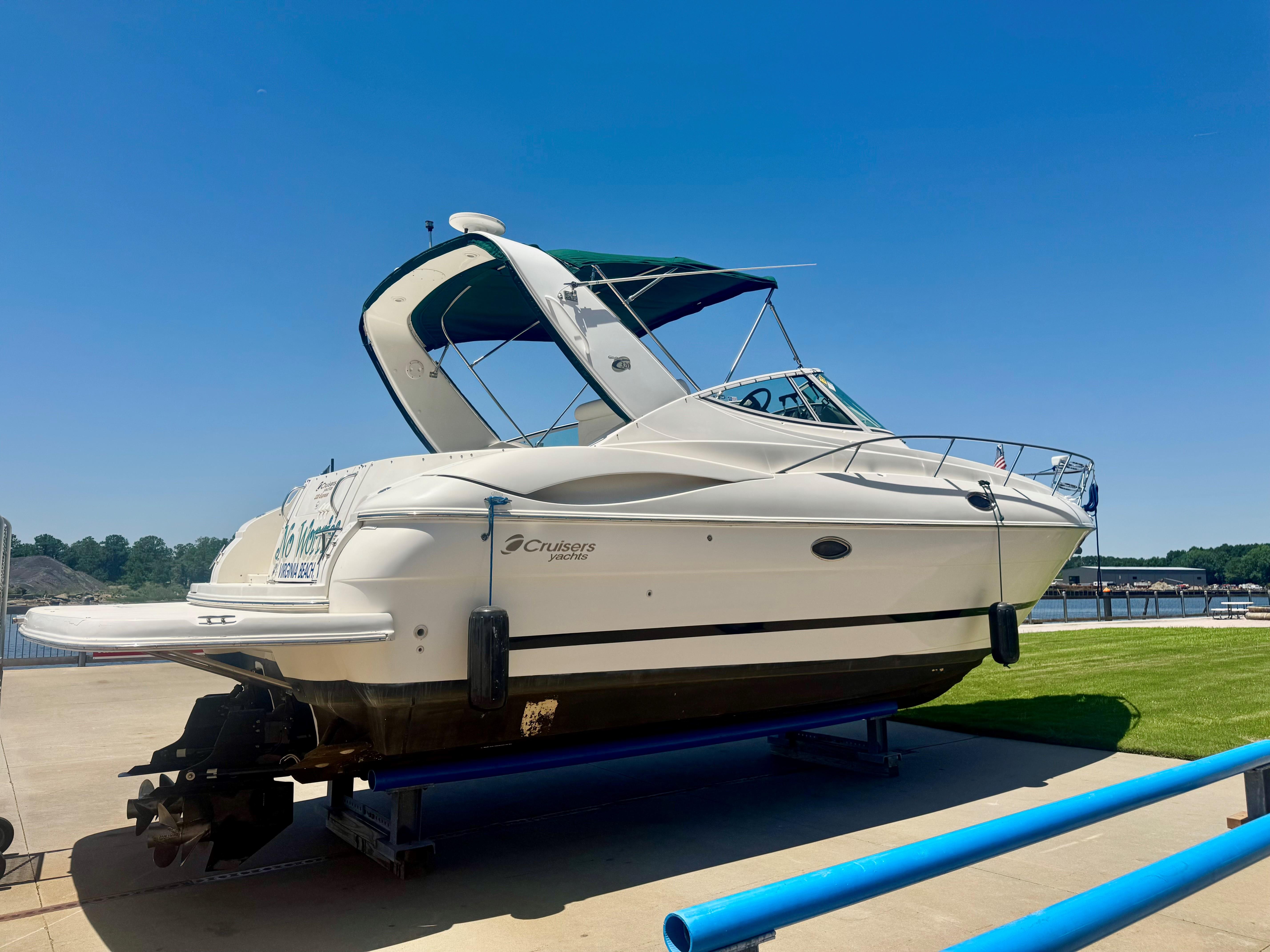 2004 Cruisers Yachts 320 Express
