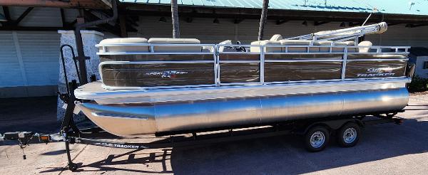 Sun Tracker SportFish 22 XP3 2024 Sun Tracker SportFish 22 XP3 pontoon boat on trailer.