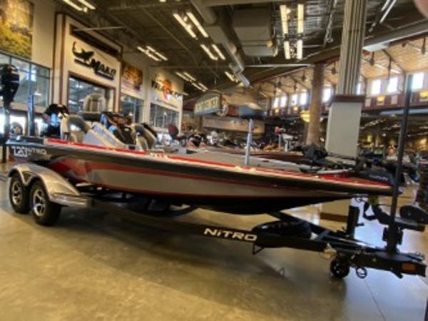 Nitro Z20 XL Pro 2025 Nitro Z20 XL Pro boat displayed in a showroom with modern interior lighting.