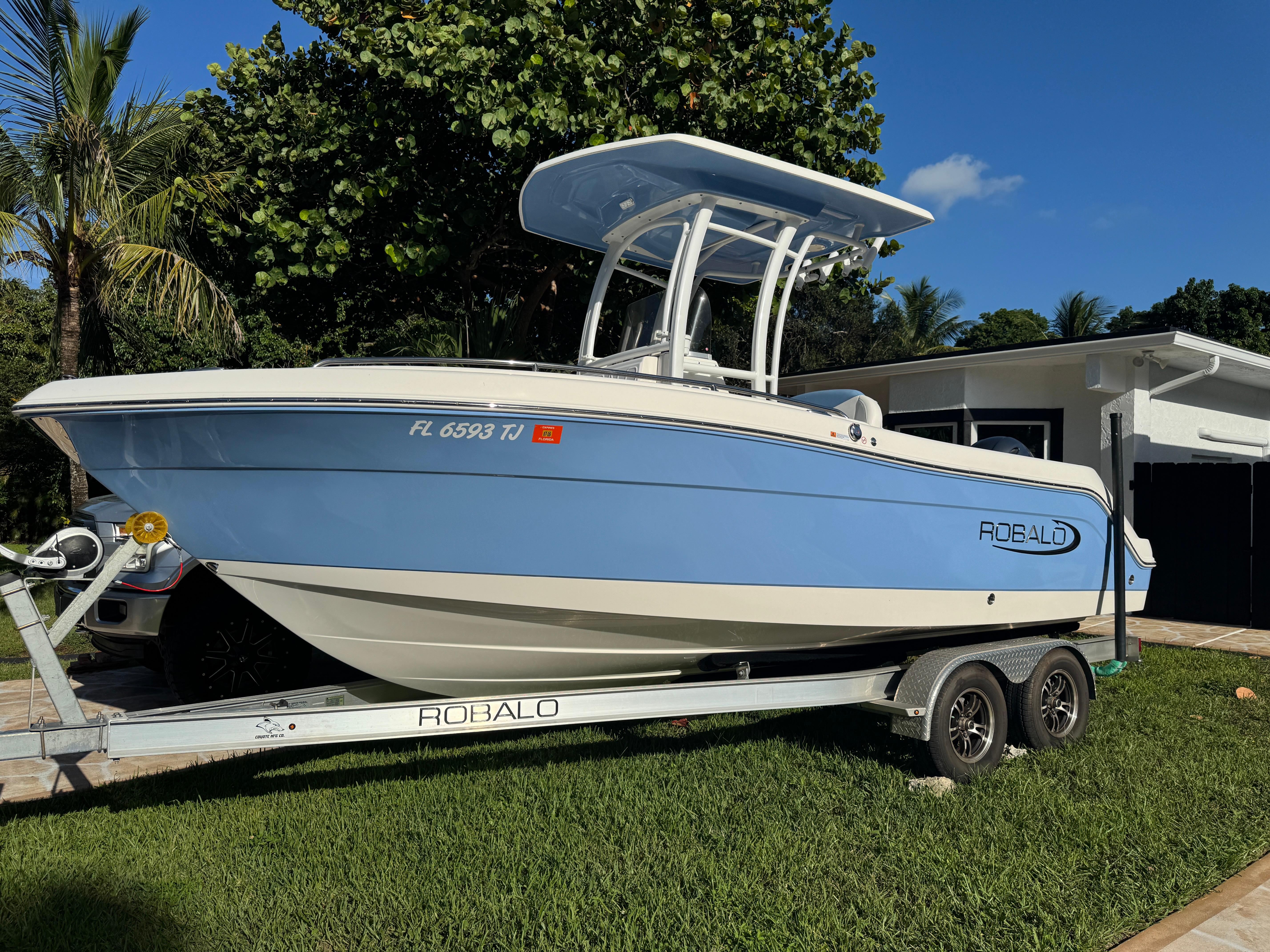 2023 Robalo R222