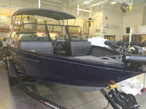Tracker Pro Guide V-175 Combo 2024 Tracker Pro Guide V-175 Combo boat in showroom.