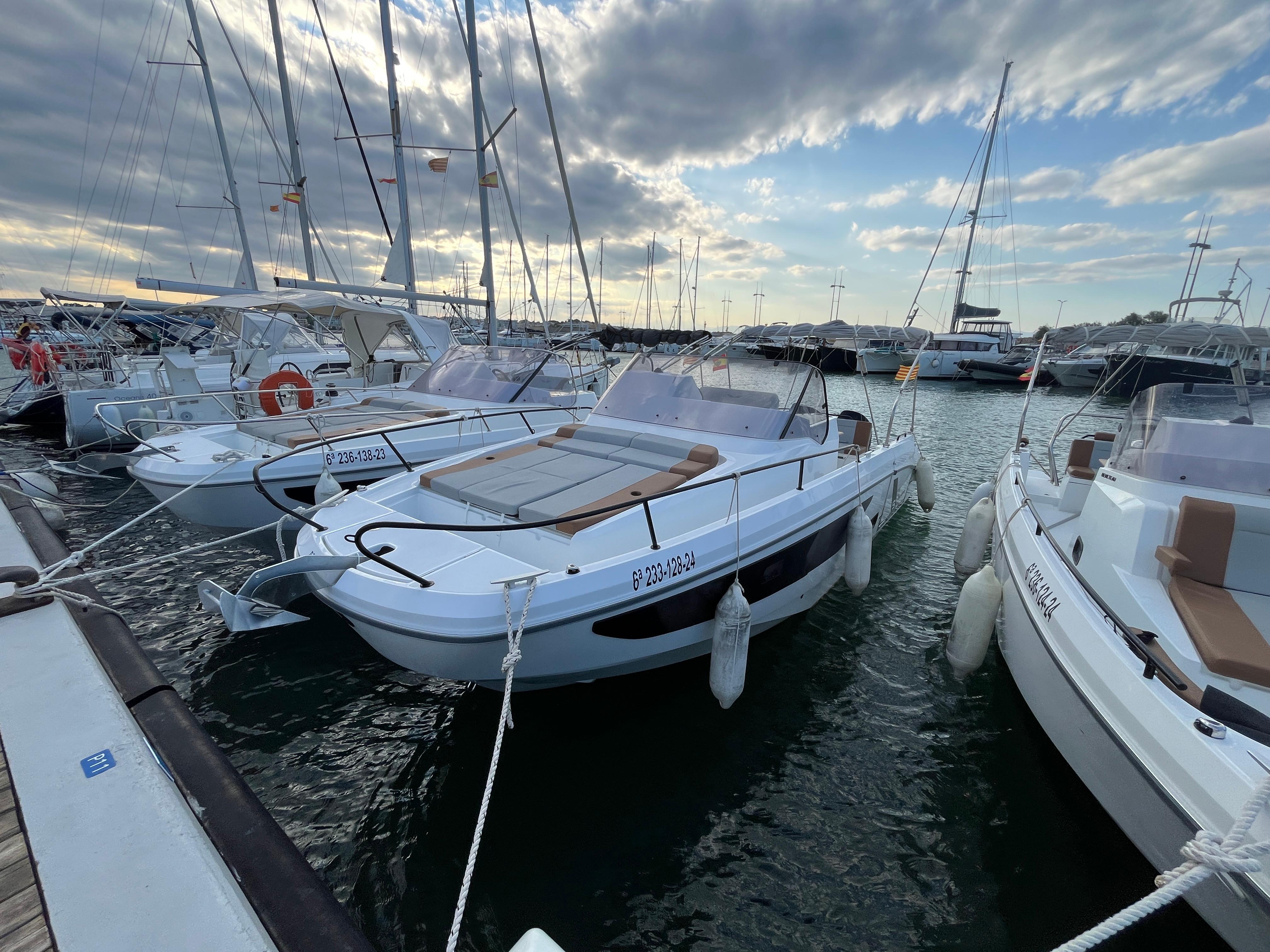 Beneteau Flyer 9 SUNdeck 2025 Beneteau Flyer 9 SUNdeck boats docked at marina under cloudy sky.