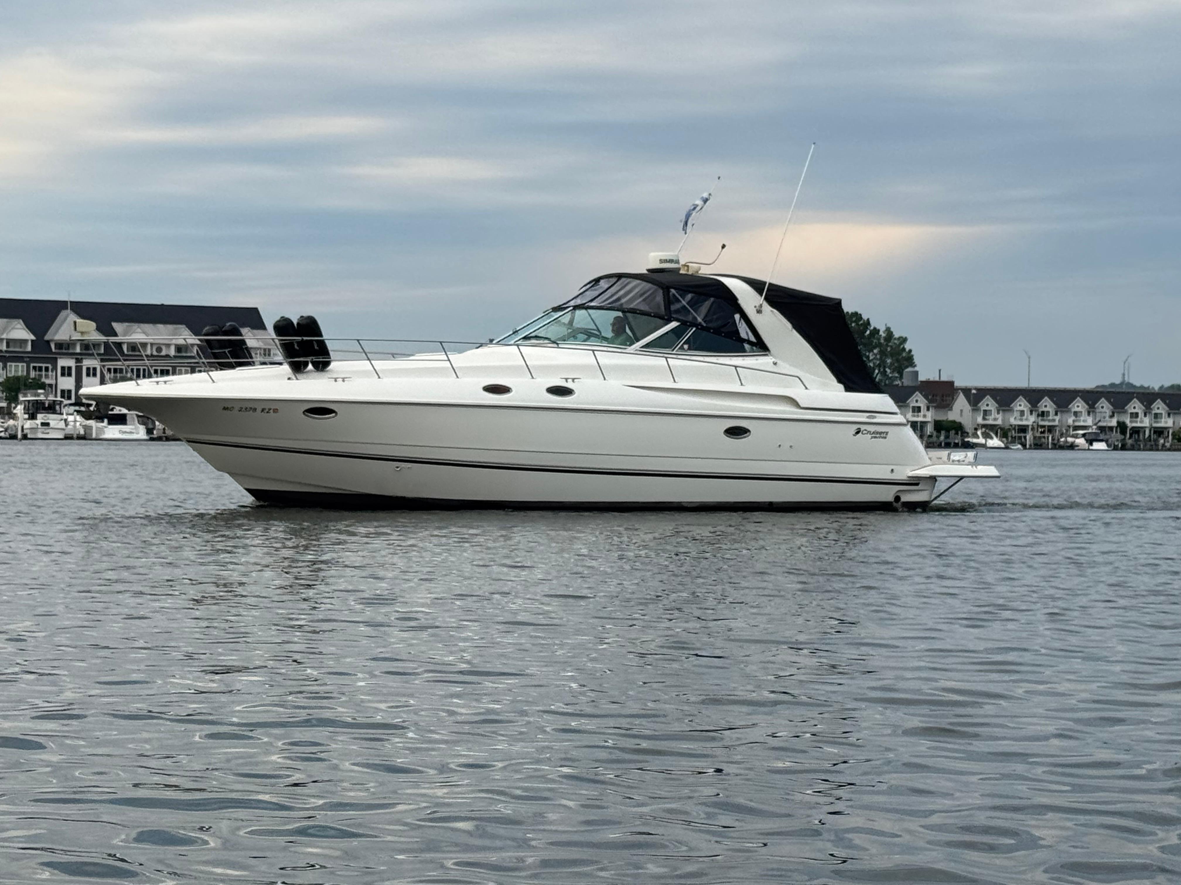 2000 Cruisers Yachts 3870 Express