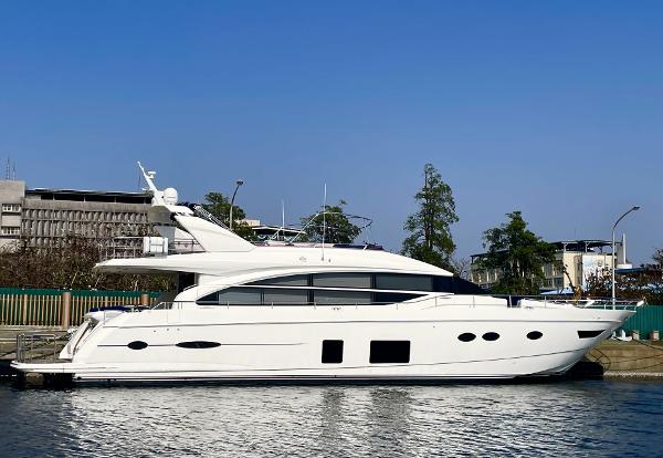 Princess Flybridge 82 Motor Yacht