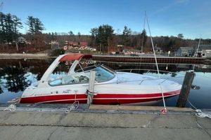 Four Winns 288 Vista 2005 Four Winns 288 Vista boat docked by a calm waterfront.
