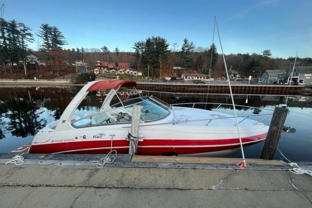 Four Winns 288 Vista 2005 Four Winns 288 Vista boat docked by a calm waterfront.