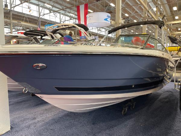 Monterey 218 SS 2025 Monterey 218 SS boat displayed indoors at a boat show.