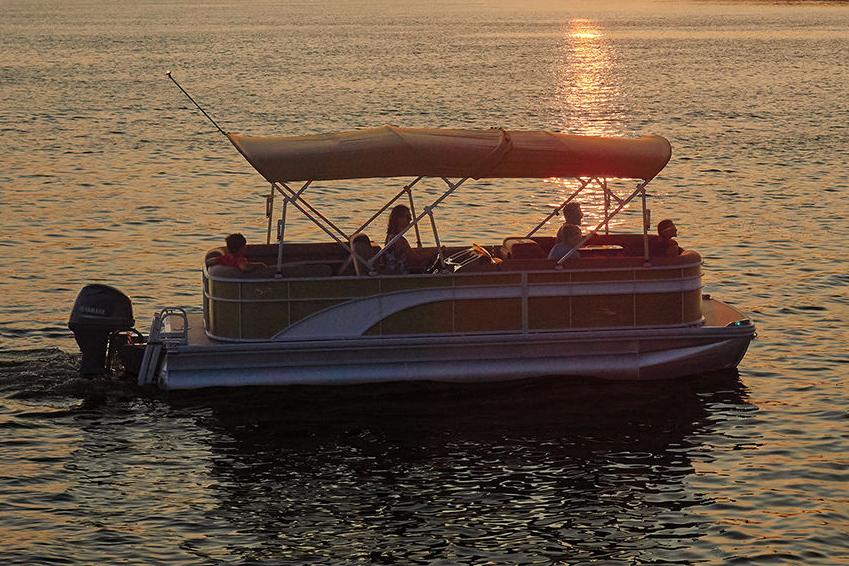 Bennington Boat image