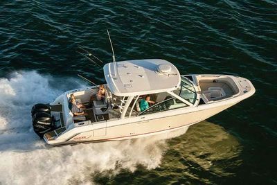 Boston Whaler 320 Vantage Boat