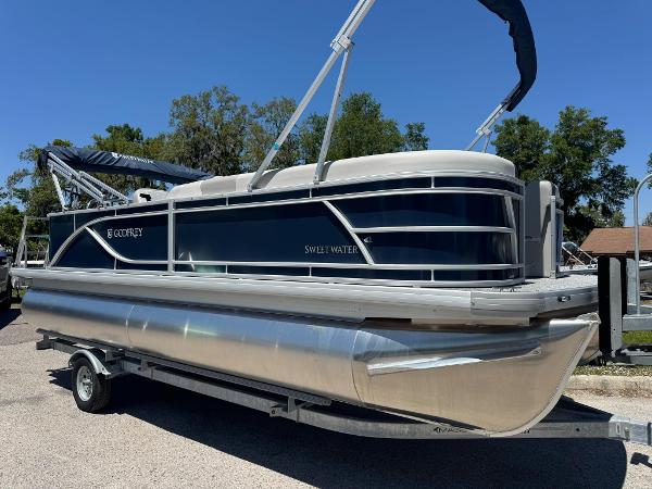 Sweetwater 2286 C 2025 Sweetwater 2286 C pontoon boat on trailer, featuring sleek design and modern amenities.