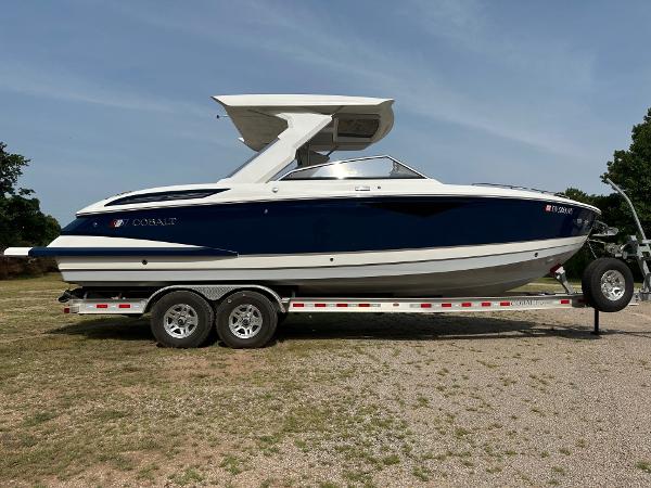 Cobalt A29 2022 Cobalt A29 boat on a trailer, side view.