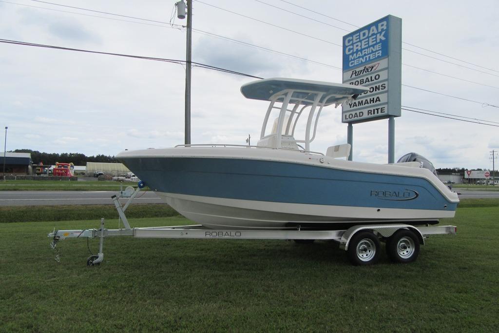 2026 Robalo R222 Center Console
