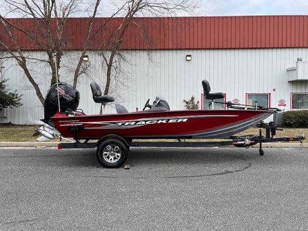 Tracker Pro Team 195 TXW Tournament Edition 2024 Tracker Pro Team 195 TXW Tournament Edition fishing boat, red, side view.
