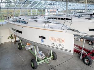 Hanse 360 2024 Hanse 360 yacht displayed indoors, showcasing sleek design and modern features.
