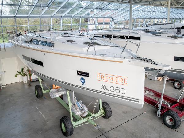 Hanse 360 2024 Hanse 360 yacht displayed indoors, showcasing sleek design and modern features.