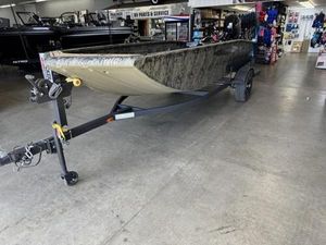Tracker Grizzly 1650 T Prairie Wings Edition 2025 Tracker Grizzly 1650 T Prairie Wings Edition boat on trailer in showroom.