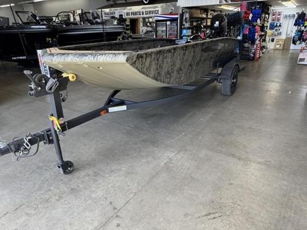 Tracker Grizzly 1650 T Prairie Wings Edition 2025 Tracker Grizzly 1650 T Prairie Wings Edition boat on trailer in showroom.
