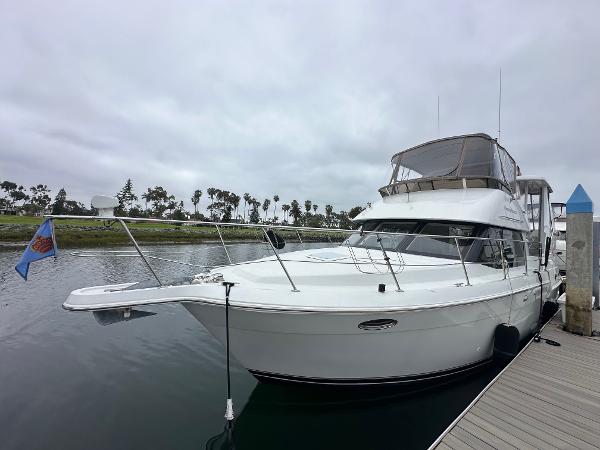 1999 Carver 404 Cockpit Motor Yacht