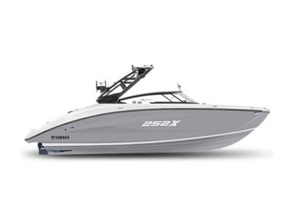 Yamaha Boats 252XE 2024 Yamaha Boats 252XE, sleek gray and white design, side view.