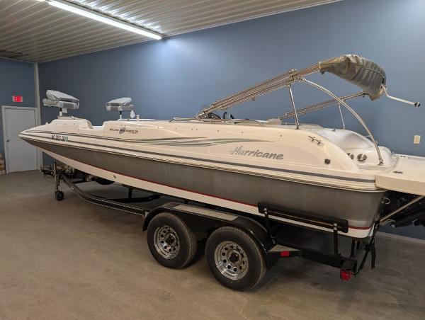Hurricane SunDeck Sport 201 IO 2013 Hurricane SunDeck Sport 201 IO boat in indoor storage on trailer.