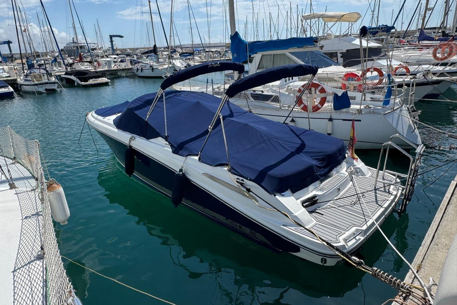 Sea Ray 270 SLX 2008 Sea Ray 270 SLX boat docked in a marina, covered with blue tarps.