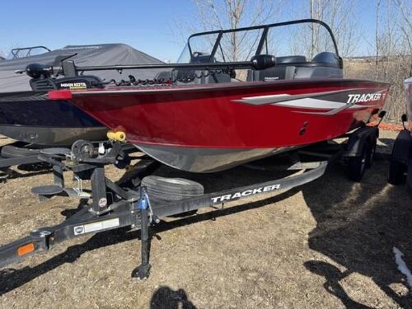 Tracker Targa V-18 WT 2025 Tracker Targa V-18 WT boat on trailer, red exterior, parked outdoors.