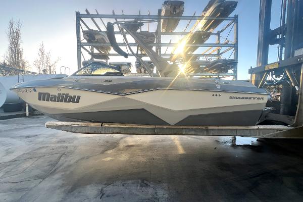 2023 Malibu 22 LSV