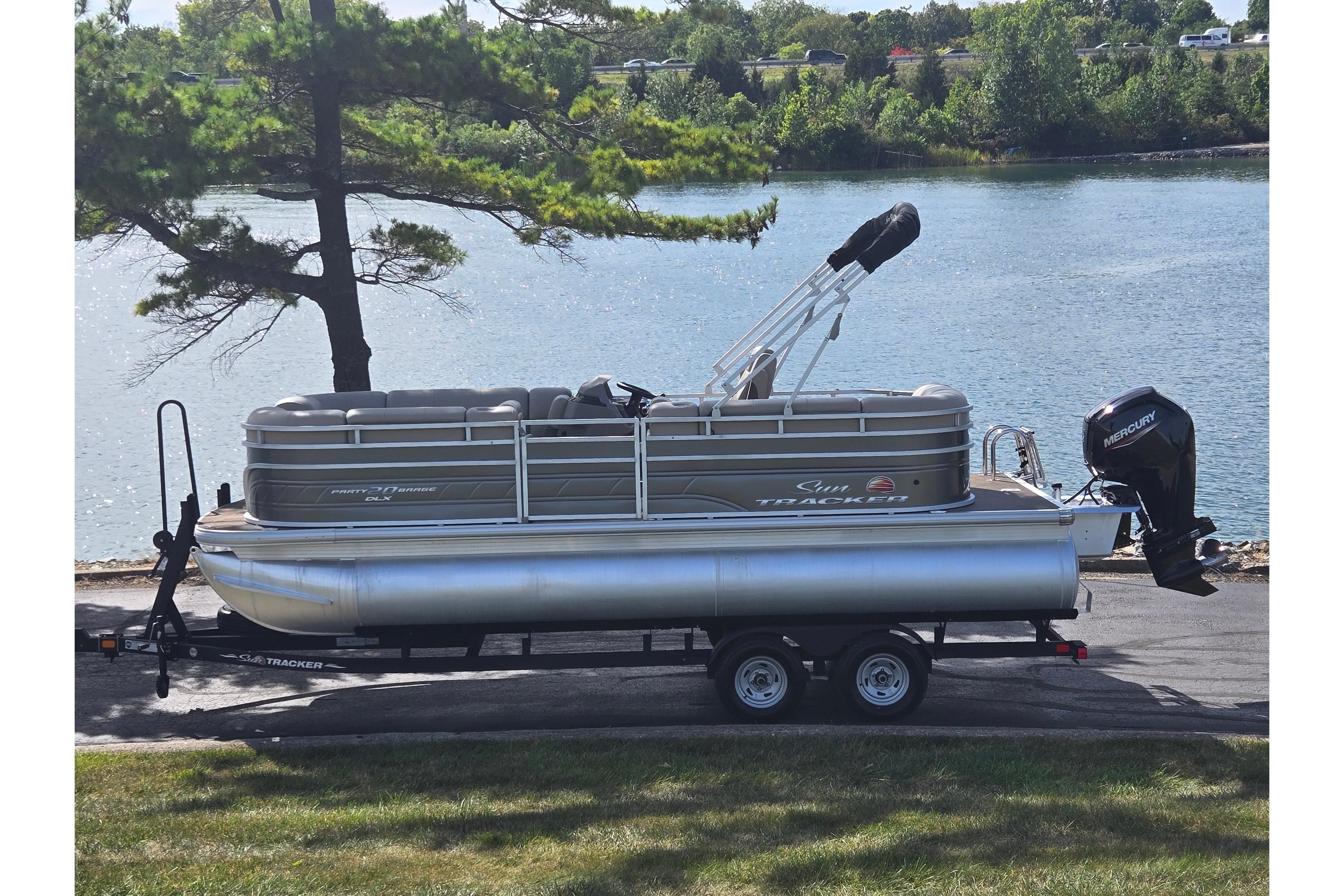 2024 Sun Tracker Party Barge 20 DLX