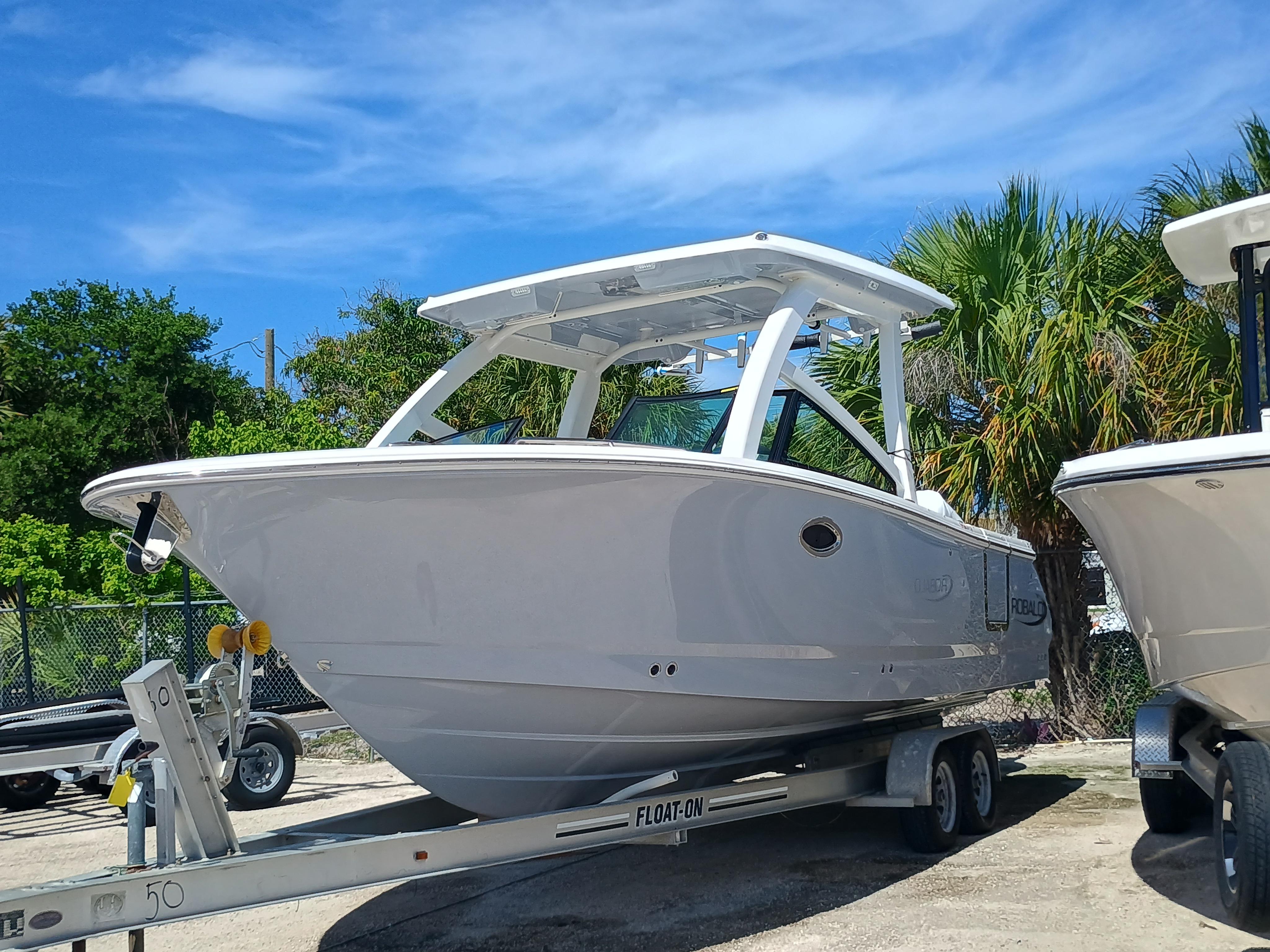 2025 Robalo R257 Dual Console