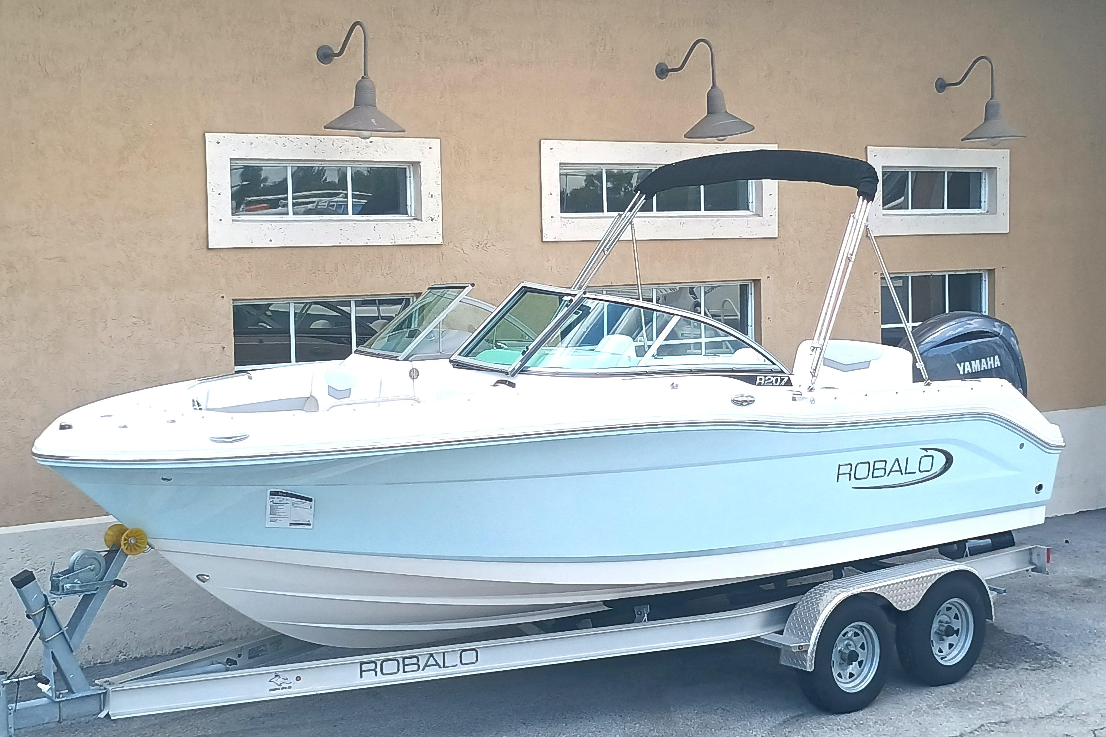 2024 Robalo R207 Dual Console