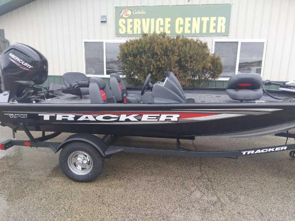 Tracker Pro Team 175 2025 Tracker Pro Team 175 boat at service center, featuring Mercury engine.