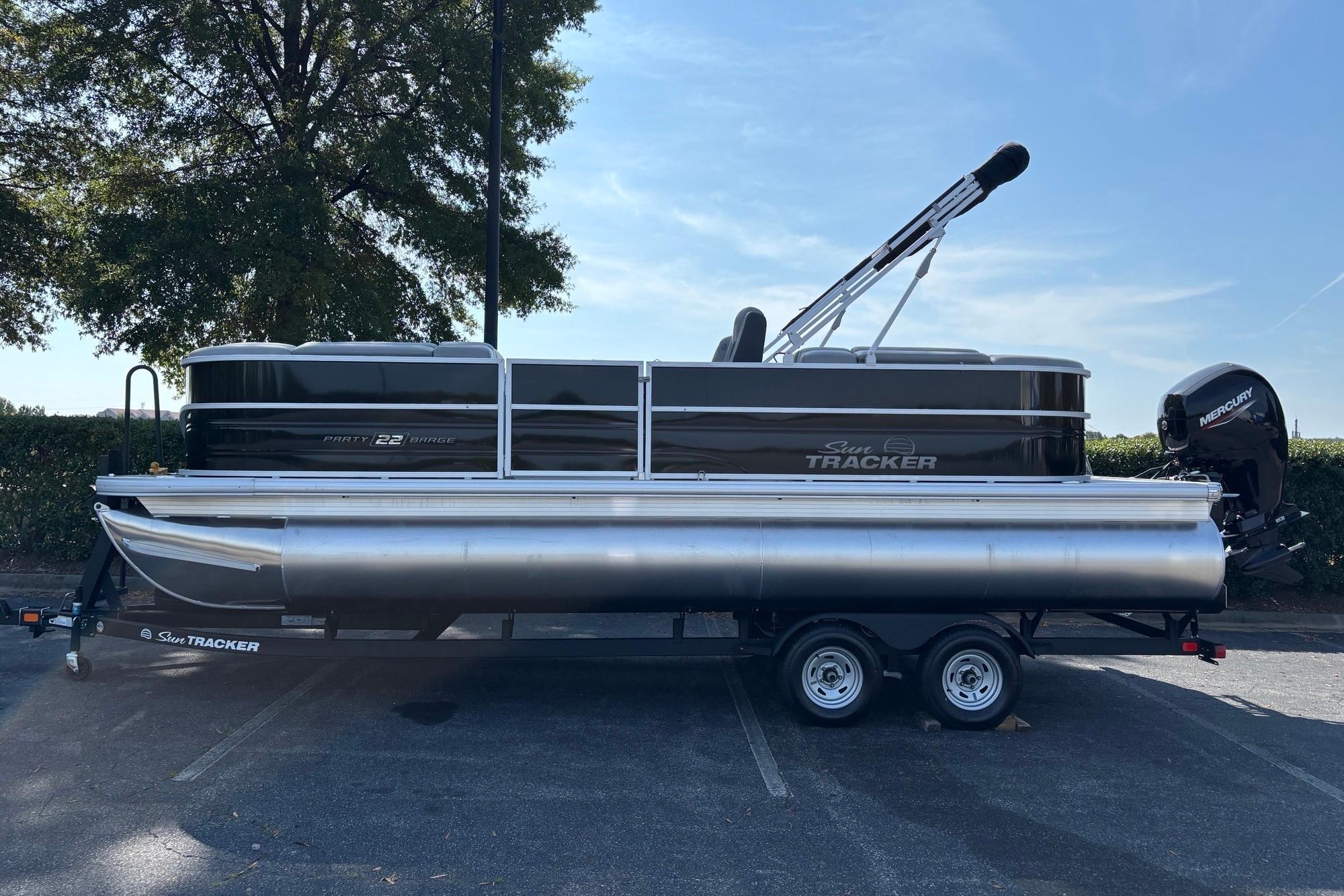 2026 Sun Tracker Party Barge 22 DLX