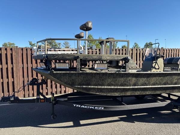 Tracker Grizzly 2072 CC Sportsman 2025 Tracker Grizzly 2072 CC Sportsman boat on trailer, parked outdoors.