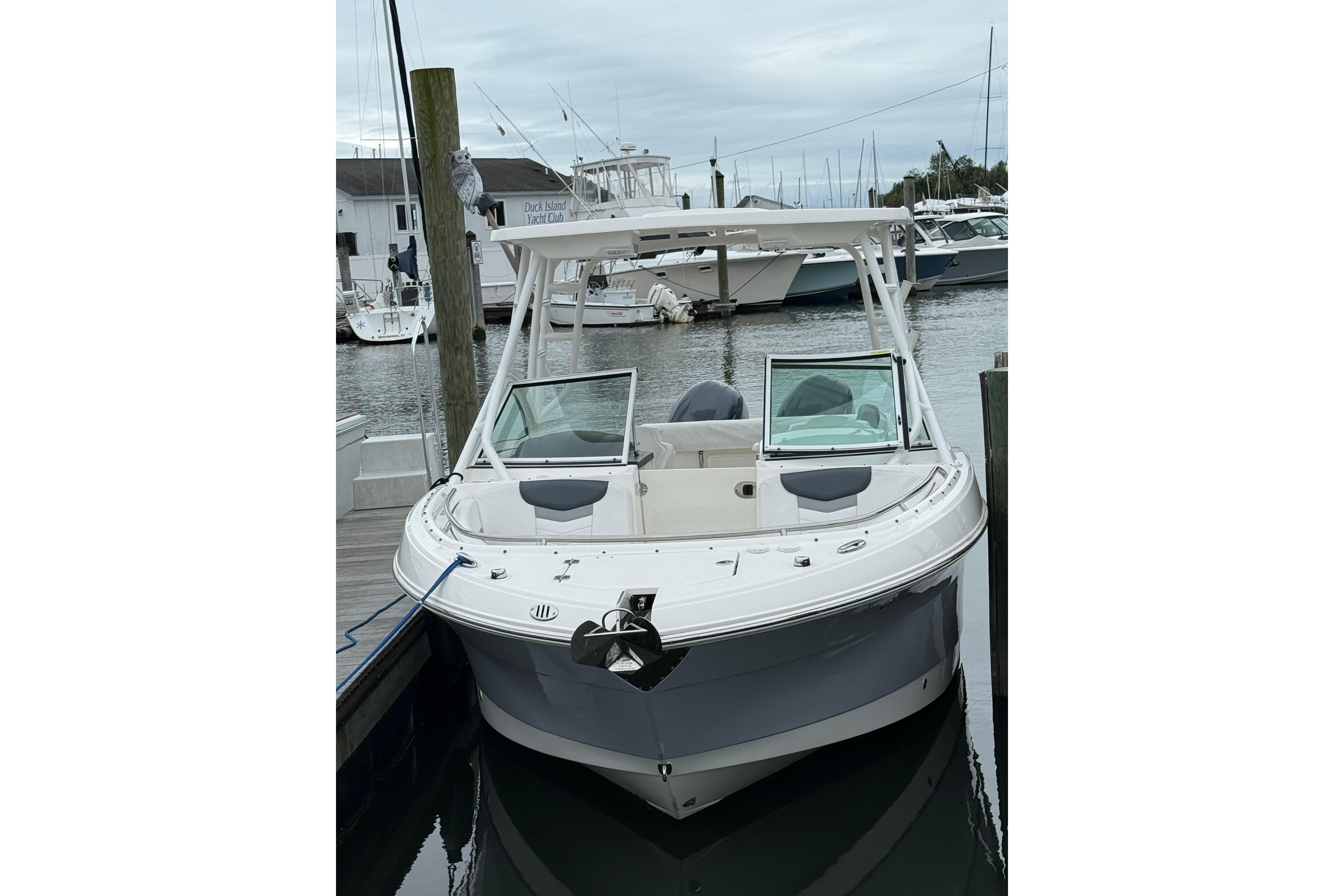 2021 Robalo R247 Dual Console