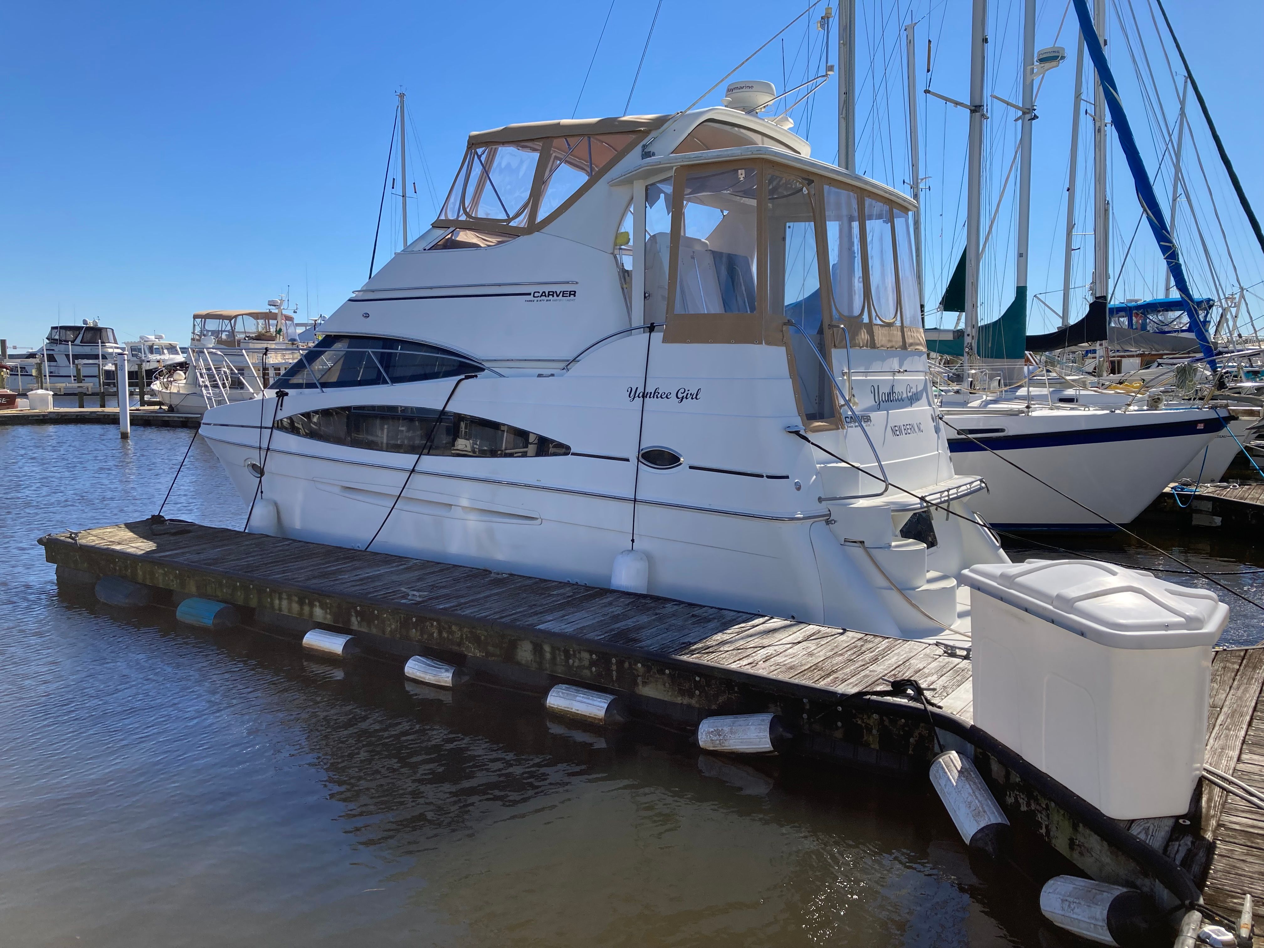 2004 Carver Three Sixty Six Motor Yacht