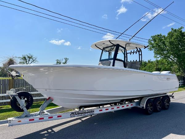 2025 Sea Hunt Gamefish 30 Coffin Box