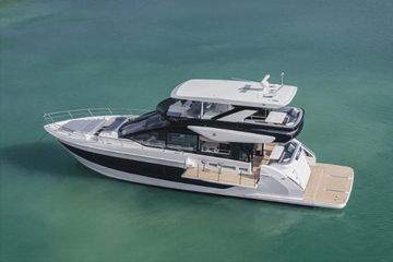 2025 Cruisers Yachts 57 Fly
