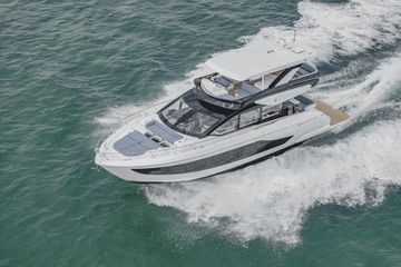 2025 Cruisers Yachts 57 Fly