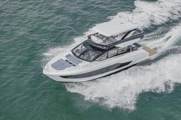 2025 Cruisers Yachts 57 Fly