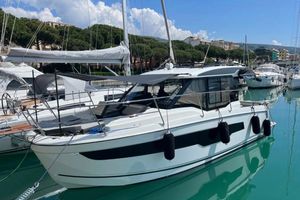 Jeanneau Merry Fisher 895 Serie 2 2024 Jeanneau Merry Fisher 895 boat docked in a marina, reflecting on calm water.