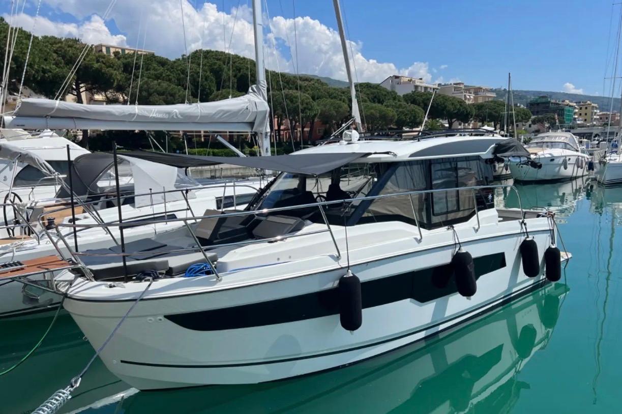 Jeanneau Merry Fisher 895 2024 Jeanneau Merry Fisher 895 boat docked in a marina, reflecting on calm water.