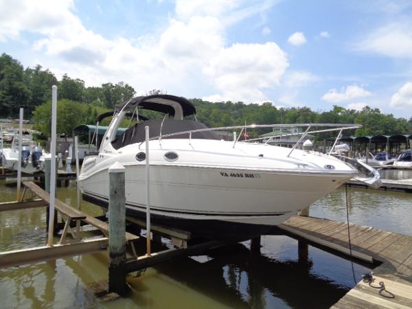 Sea Ray 260 Sundancer 2006 Sea Ray 260 Sundancer boat docked at a marina.